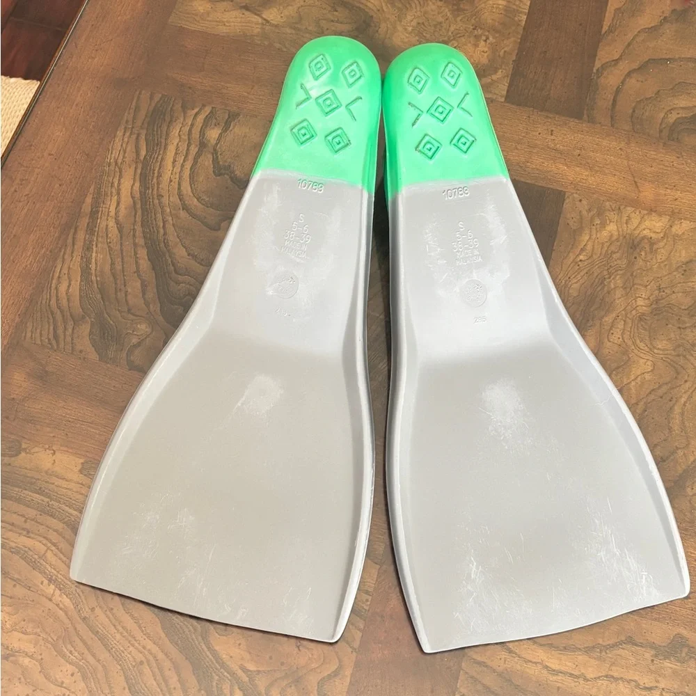 Speedo Aqua and Gray Swim Fins - Picture 3 of 7